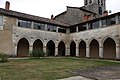 Le cloître avec le clocher de l'église