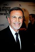 Tony Plana interprète Peter Ragone.