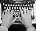 الوضع الافتراضيّ للإصابع في نظام الكتابة باللمس على آلةٍ كاتبةٍ قديمةٍ.