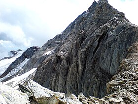 Vue du sommet, en arrière-plan à gauche, depuis le col Zwischbergen.