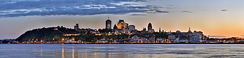 Panorama de la ville de Québec, au Québec, depuis Lévis. Au premier plan, le Saint-Laurent. (définition réelle 15 262 × 3 628)