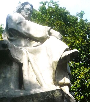 Statue en pierre d'un homme assis