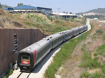 רכבת IC3 חולפת על פני אזור התעשייה של בית שמש בדרכה לירושלים