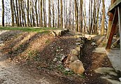 Fundamentreste des Bismarckturms, rechts der alte Holzbergturm, 2008.