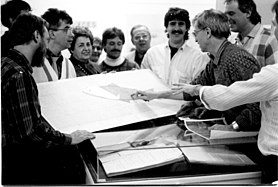 Le comité de l'emblème animalier du Saguenay—Lac-saint-Jean discutant du projet Événement Ouananiche avec le duo d'artistes Interaction Qui. 1989