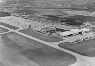 Vue des hangars de maintenance au premier plan et l'aérogare à l'arrière-plan en avril 1970.