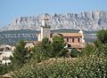 Ortskern mit Kirche vor dem Berg Sainte-Victoire