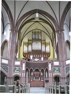 Púlpito central na Heilige-Geist-Kirche, em Berlim, Alemanha.