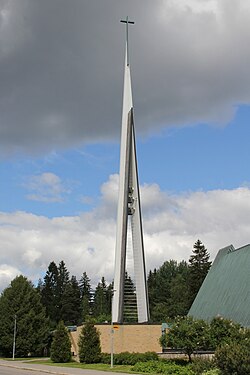 Joutjärven kirkon kellotornissa on hyvin jyrkkä katto. Unto Ojosen suunnittelema seurakunnan lähikirkko valmistui vuonna 1962