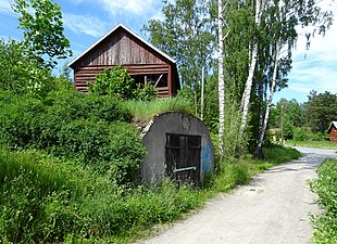 Gårdsvägen med garaget och torkladan.