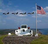 Um memorial no topo do monte Suribachi.