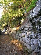 Ici : Les blocs en pierre calcaire de type cyclopéen[10]