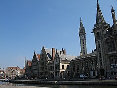 Le quai aux Herbes (Graslei) et la tour d'horloge de l'hôtel des postes.