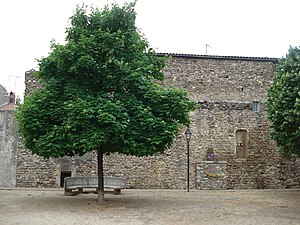 Remparts sur la place d'Orsolles.