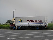 トナミ運輸のトラック（入善PAにて）