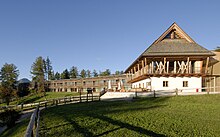 Ce complexe hôtelier est situé dans les Alpes italiennes et représente grandement les créations de Matteo Thun au sein de ce domaine. Construit en bois de mélèze local, l’hôtel s’intègre facilement dans le paysage et exploite les ressources naturelles comme la lumière du soleil afin de réduire l’usage d’énergie artificielle.