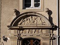 Fronton de la porte de l'abbatiale Notre-Dame de Bonfays, encastrée dans une maison de Ville-sur-Illon[34].