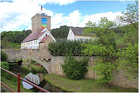 Wasserburg Reipoltskirchen mit Burggraben