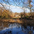 Vue de l'étang et de l'orangerie ouest.