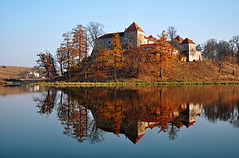 Castelo de Svirzh, região de Leópolis (Lviv), Ucrânia. O castelo é uma residência aristocrática fortificada. Foi originalmente construído pela família nobre Świrski no século XV. No interior do castelo encontra-se uma pequena igreja datada de 1546. A fortaleza foi totalmente reconstruída no século XVII a pedido de seu novo proprietário. Embora cercado por todos os lados por fossos, lagos e pântanos, o forte foi tomado pelos cossacos rebeldes em várias ocasiões. Em 1648, os turcos incendiaram-no. O castelo ficou em ruínas por muitos anos. Foi restaurado em 1907, apenas para ser devastado por um incêndio em 1914. A reconstrução e restauração ocorreram em várias ocasiões desde então. (definição 4 288 × 2 848)