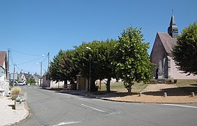 Entrée, mur sud et monument aux morts.