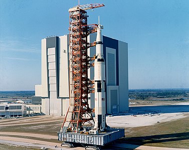 Saturn V (Apollo 10) în timpul transportului spre locul de lansare