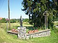 Statue de Saint-Lizier, patron d'Arné et une croix