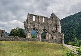 Vue dégagée des ruines de l'abbaye.