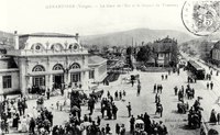 Links das Empfangsgebäude der EST in Gérardmer, rechts ein Zug der Bahn nach Retournemer, vor 1914