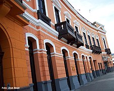 Edificios de la plaza Bolognesi, al inicio de la avenida Arica.