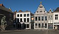 Dordrecht, street view Visbrug-Groenmarkt left: statue brothers De Witt, right two monumental houses (butcher's shop and ice cream parlor)