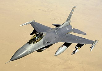 طائرة مُقاتلة أمريكيَّة من طراز F-16 في مُهمَّةٍ استطلاعيَّة فوق العراق سنة 2008م