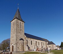 Une église, clocher à gauche