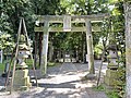 伊豆美神社の参道。正面に石鳥居がある。