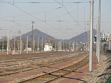 Vue du faisceau de voies de la gare de Lens, au pied des terrils miniers, une image emblématique de la ligne.