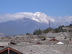 玉龍雪山下的麗江古城