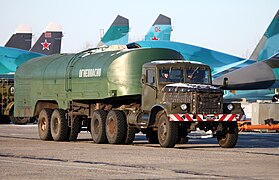 KrAZ-258 mit Auflieger zum Transport von Flugzeug­treibstoff in Lipezk (2012)