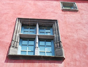 Fenêtre à meneaux de la commanderie hospitalière de Montferrand (XVe siècle).
