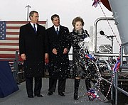 Ex-primeira dama Nancy Reagan batizando o navio em 4 de março de 2004, junto com o Presidente George W. Bush e o CEO do estaleiro Newport News Shipbuilding, Willian Frick