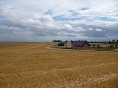 Vue sur les champs et quelques habitations de Gannes.