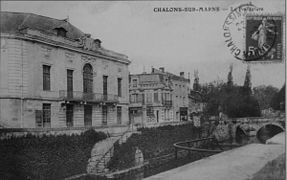 Le pont devant le théâtre qui est détruit.