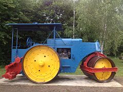 plus modestement ,un rouleau compresseur de 1950 trouvé lors d une balade en Alsace