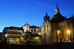 La place de la République avec l'église et le couvent Saint-Gonzalde (pt) (São Gonçalo).