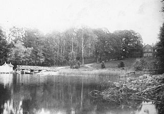 Skårby gård med brygga, vy från Bornsjön, 1890-tal