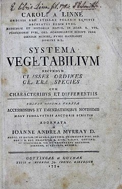 Титульный лист первого издания работы Карла Линнея Systema Vegetabilium (1774). Книга из коллекции Линнея, хранящейся в Лондонском Линнеевском обществе. Вверху листа видна надпись Ex libris Linn. fil. 1784. J. E. Smith («Из библиотеки Карла Линнея младшего. 1784. Дж. Э. Смит»)