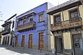 Balcons en bois traditionnels dans une rue de Teror.