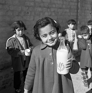 طفلة تحمل زجاجة حليب في إحدى مدارس بغداد 1961
