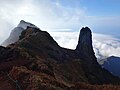 北峰所見的南峰與蠟燭岩