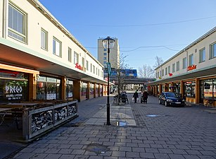 Norra och södra butikslängan, vy österut.