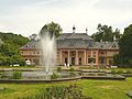 Château de Pillnitz : pièce d'eau du jardin baroque devant le palais de la montagne.